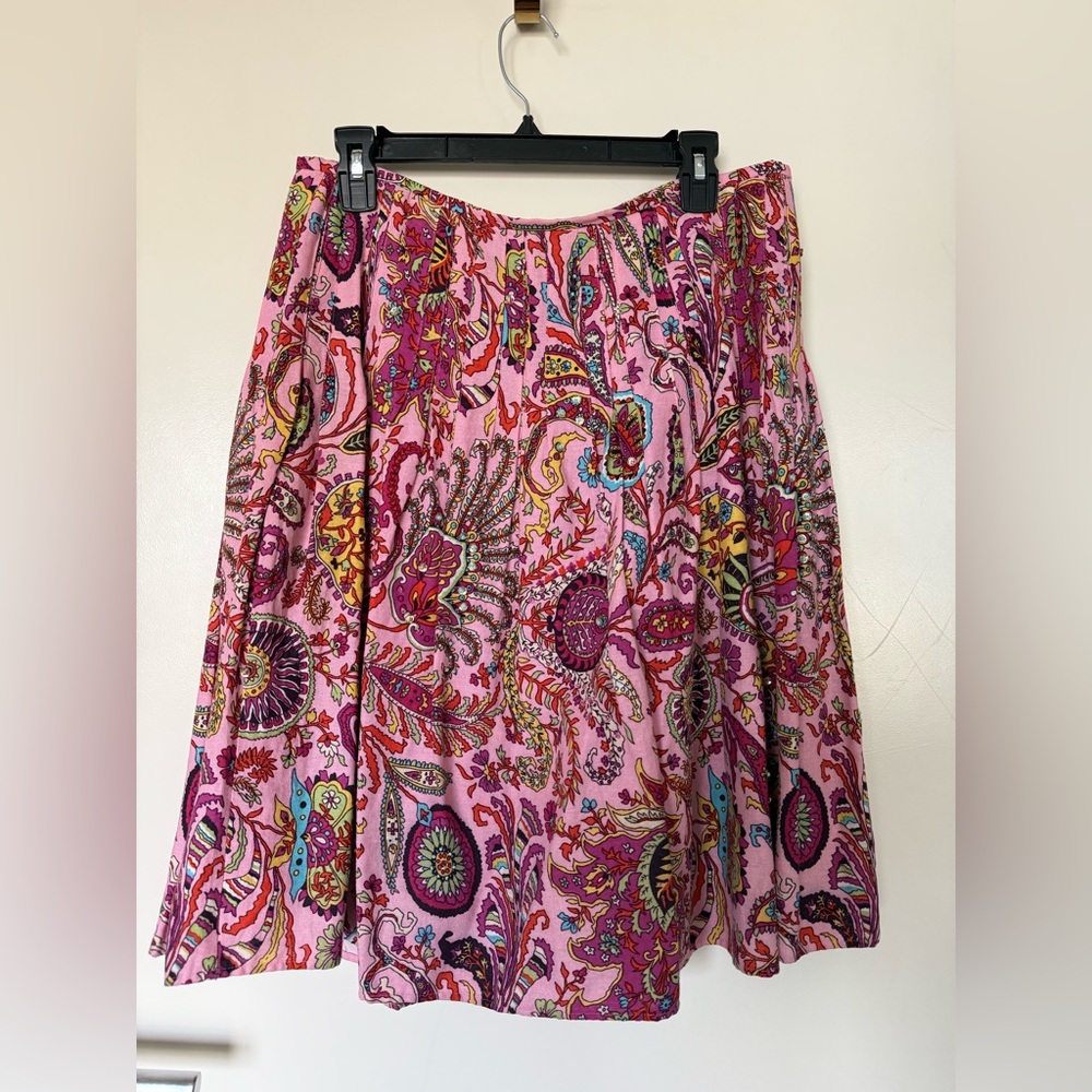 Pink paisley pleated skirt. Women’s size 8 size medium/ large, sequins A-line